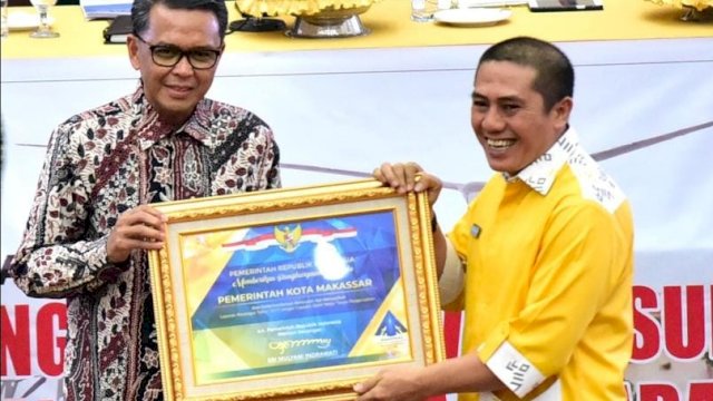 Wakil Wali Kota Makassar, Dr Syamsu Rizal MI (Deng Ical) terima piagam penghargaan Opini WTP dari Kementerian Keuangan, Penghargaan diserahkan Gubernur Susel Nurdin Abdullah, Kamis (18/10/2018).