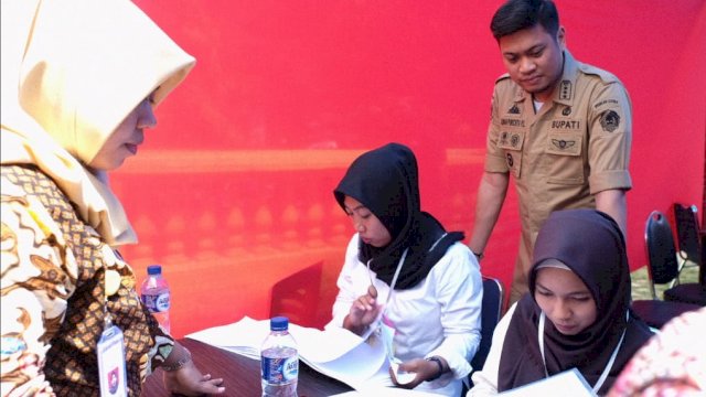 Bupati Gowa, Adnan Purichta Ichsan meninjau pelaksanaan Pilkades serentak se-Kabupaten Gowa disalah satu TPS, Sabtu (27/10/2018).