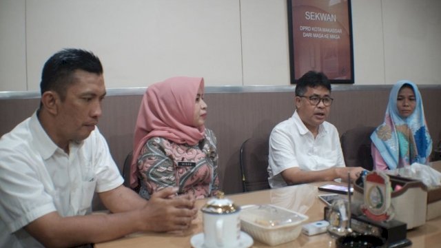 Sekretaris DPRD KotaMakassar, Adwi Awan Umar menyerahkan dana JKK & JKM Untuk Keluarga Staff Honorer yang Meninggal Dunia, Rabu (10/10/2018).