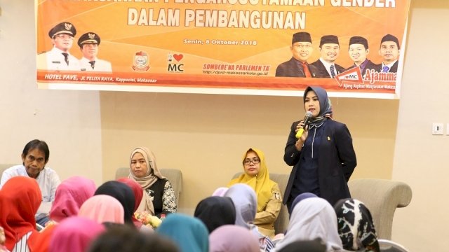 Angoota DPRD Kota Makassar, Fatmawati Wahyudin saat menjadi pembicara dalam Diskusi Pengarusutamaan Gender dalam pembangunan, di Fave Hotel, Jalan Pelita Raya, Makassar, Senin (08/10/2018).