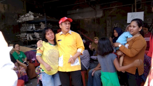 Ketua PMI Kota Makassar, Dr. Syamsu Rizal MI (Deng Ical) bersama korban kebakaran di Jalan Kalampeto dan&nbsp; Kerung Kerung, Kamis (18/10/2018).