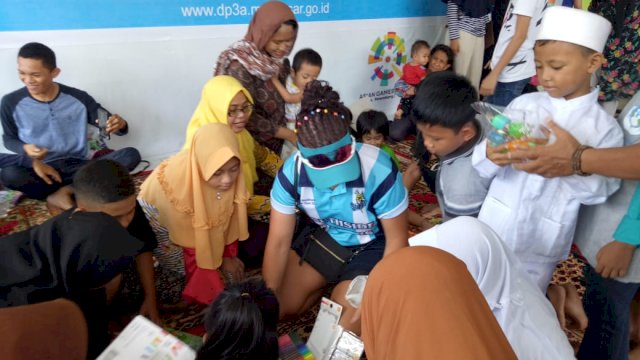 Atlet Softball Internasional Kunjungi Posko Korban bencana gempa dan tsunami Sulteng di Baruga Bersama Taman Tumbuh Kembang Anak, Rappocini Kota Makassar, Jumat (19/10/2018).