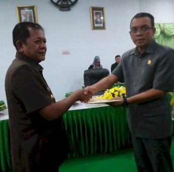Kaswadi Serahkan Ranperda Penyertaan Modal Kepada Perusda untuk Dibahas di DPRD Soppeng