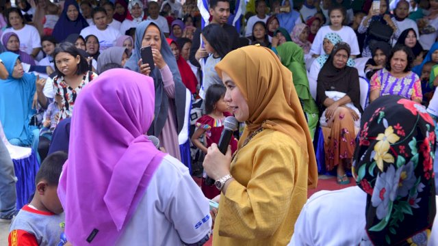 Anggota Komisi IX DPR RI, Aliyah Mustika Ilham bersama BKKBN menggelar sosialisasi Pengendalian Penduduk di kompleks Rusunawa, Kelurahan Panambungan, Kecamatan Mariso, Kota Makassar, Jumat (19/10/2018).