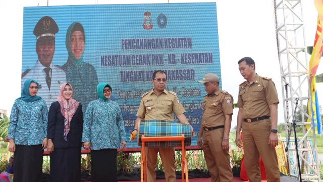 Wali Kota Makassar, Moh. Ramdhan Pomanto resmi melakukan pencanangan kesatuan gerak PKK-KB-Kesehatan tingkat Kota Makassar di Kantor Kecamatan Rappocini. Senin, (22/10/2018).