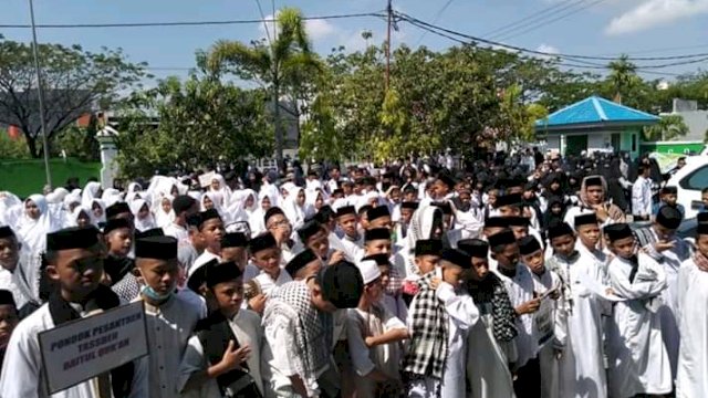 Santri dari berbagai Pondok Pesantren di Kabupaten Pinrang berkumpul dan menggelar Dzikir Bersama di Mesjid Al-Munawwir Kota Pinrang, Senin (22/10/2018).