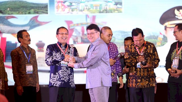 Makassar raih Smart Sanitation Award kategori Inovasi Sanitasi Terbaik peringkat 1 pada kegiatan City Sanitation Summit (CSS), Jambi, Kamis (25/10/2018).