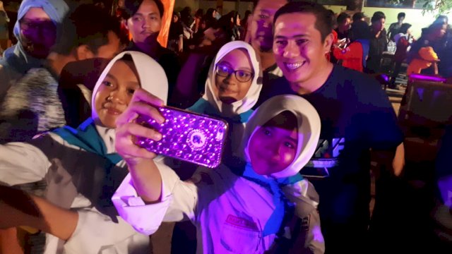 Syamsu Rizal (Deng Ical) berswafoto dengan siswa usai membuka kompetisi Djure Chapter II, di SMP 12 Makassar, Jumat (26/10/2018).