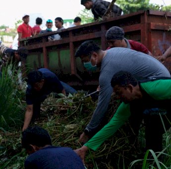 Bersama Pemuda, Bupati Gowa Bersihkan Kanal Tombolo