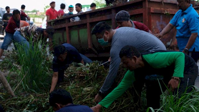Bupati Gowa, Adnan Purichta Ichsan bersama pemuda Gowa yang tergabung dari berbagai komunitas membersihkan kanal tombolo, Sabtu (27/10/2018).