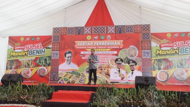 Andi Sudirman Sulaiman menutup Gebyar Perbenihan Tanaman Pangan Tingkat Nasional VI Tahun 2018, di Kabupaten Maros. Jum'at (26/10/2018).