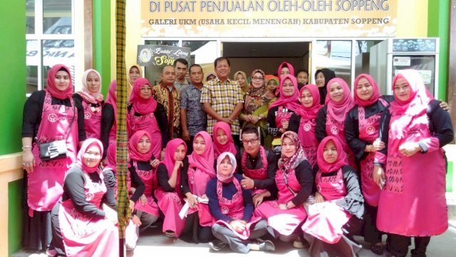 Bupati Soppeng, H. Andi Kaswadi Razak foto bersama pengurus Dekranasda Kabupaten Soppeng usai memantau Bazar, Minggu (28/10/2018).
