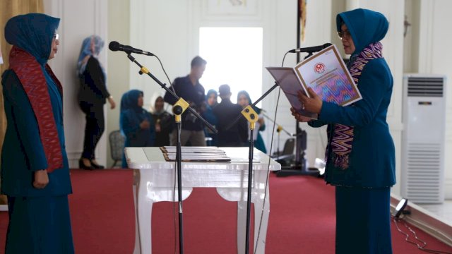 Ketua PKK Prov Sulsel, Liestiaty F Nurdin membacakan naskan pelantikan ketua PKK Kota Palopo, Senin (29/10/2018).