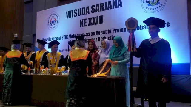 Wisuda 188 mahasiswa Sekolah Tinggi Ilmu Kesehatan, Yayasan Pendidikan Makassar ( STIK Yapma) diwisuda di Ball Room Hotel Sheraton, Makassar, (29/10/2018).