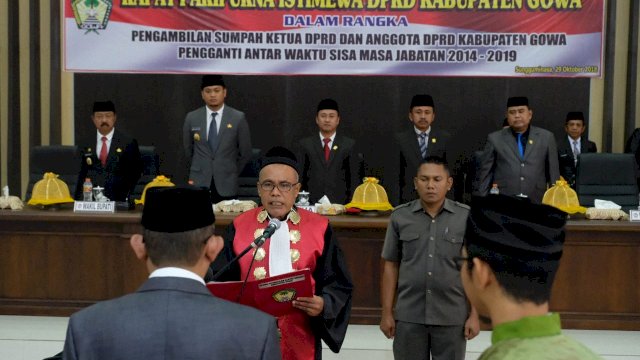 Bupati Gowa, Adnan Purichta Ichsan menghadiri pelantikan Ketua DPRD Gowa dan 8 Anggota DPRD PAW, di Ruang Rapat Paripurna, Senin (29/10/2018).