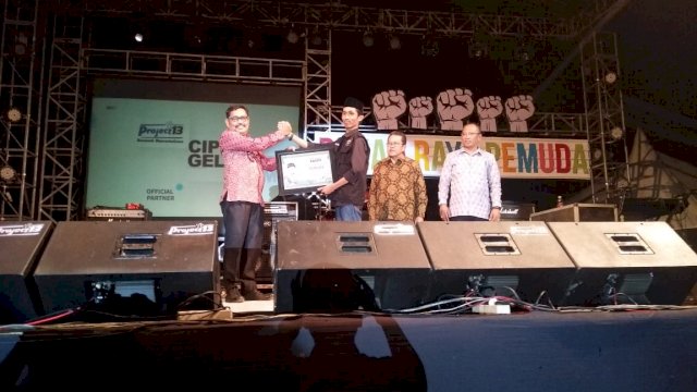 Penerimaan penghargaan Jong Celebes Aword 2018 Bupati Gowa Adnan Purichta Ichsan yang diwakili Asisten Bidang Ekonomi dan Pembangunan Kabupaten Gowa, Mappasomba, di Monumen Mandala, Minggu (28/10/2018).