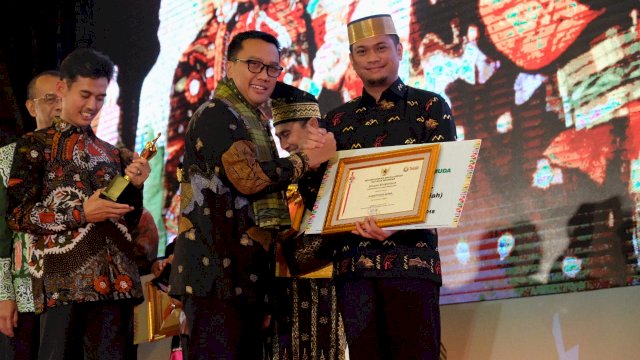 Menteri Pemuda dan Olah Raga, Imam Nahrawi menyerahkan penghargaan Kabupaten Layak Pemuda kepada Bupati Gowa Adnan Purichta Ichsan, di Gedung Balai Samudra, Kelapa Gading, Jakarta Utara, Senin (29/10/2018).