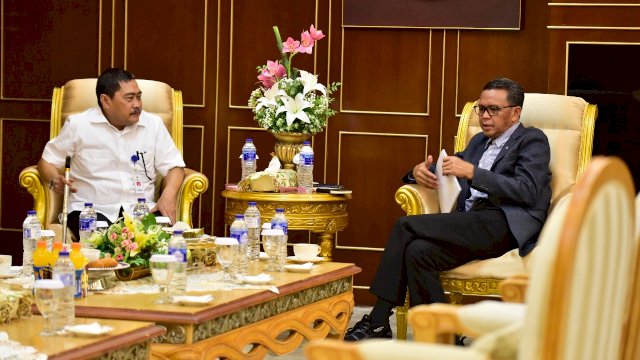 Gubernur Sulsel Nurdin Abdullah, menerima kunjungan Direktur Jendral Pengembangan Kawasan Transmigrasi Desa, PDT Transmigrasi Republik Indonesia, Muhammad Nurdin, di Ruang Kerja Gubernur, Senin (29/10/2018).