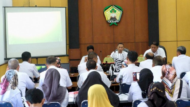 Sekda Gowa, Muchlis Mengumpulkan seluruh Kepala SKPD untuk membahas capaian tertinggi pada Lomba Kabupaten Sehat, di Ruang Rapat Bappeda Kabupaten Gowa, Rabu (31/10/2018).