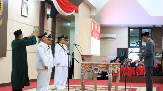 Gubernur Sulsel Nurdin Abdullah melantik Wali Kota - Wakil Wali Kota Parepare, Taufan Pawe - Andi Pangerang Rahim dan Bupati Enrekang - Wakil Bupati Enrekang, Muslimin Bando - Asman di Ruang Pola Kantor Gubernur Sulsel, Rabu (31/10/2018).