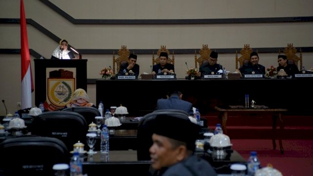 Rapat Paripurna DPRD Kota Makassar menetpkan tiga Ranperda menjadi Perda, Senin (15/10/2018).