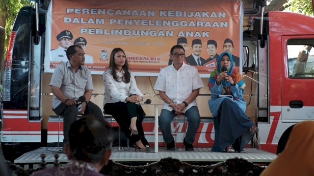 Ketua Pansus Ranperda Perlindungan Anak DPRD Kota Makassar, Yenni Rahman dan Ketua Ikatan Keluarga Dewan, Sherly Farouk menggelar Diskusi di Kompleks Pasar Hartaco, Selasa (09/10/2018).