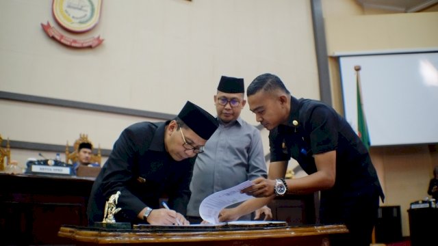 Walikota Makassar Moh. Ramdhan Pomanto menandatangan Perd APBD Perubahan kota Makassar di Ruang Rapat Paripurna DPRD Kota Makassar, Sabtu (29/09/2018).