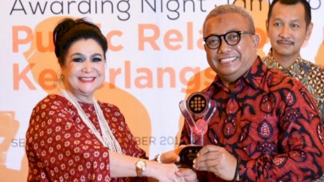 Kabag Humas dan Kerjasama Setda Gowa, Abdullah Sirajuddin menerima penghargaan Bronze Winner dalam ajang Insan Public Relation (PR) Indonesia 2018, di Sam Poo Kong, Semarang, Jawa Tengah, Jum'at (09/11/2018).