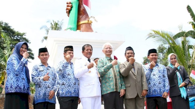 Bupati Soppeng, H. Andi Kaswadi Razak foto bersama jajaran Forkopimda dan Pejabat Lingkup Pemkab Soppeng di Tugu Gapsi, Sabtu (10/11/2018).