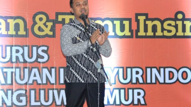 Wakil Gubernur Sulsel, Andi Sudirman Sulaiman memberikan arahan pada Pengukuhan dan Temu Insinyur, di Aula Gedung TAB Hall Sorowako, Luwu Timur, Jumat (23/11/2018).