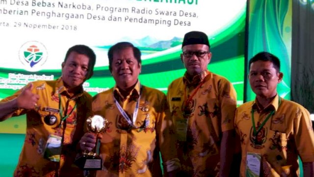 Bupati Soppeng, H. Andi Kaswadi Razak didampingi tiga Kepala Desa menerima penghargaan Desa Terbaik dalam Indeks Desa Membangun, di Hotel Sultan, Jakarta, Kamis (29/11/2018).