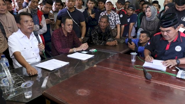 Wakil Ketua Komisi A DPRD Kota Makassar, Wahab Tahir menerima kunjungan Pedagang Kaki Lima Pasar Sentral Kota Makassar, Kamis (06/09/2018).