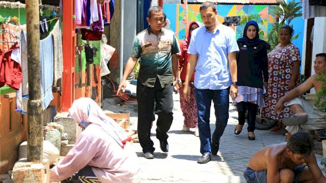 Plt Kepala Dinas Pengendalian Penduduk dan Keluarga Berencana Kota Makassar, Andy Zulkifly mengunjungi Lorong KB di Kelurahan Totaka, Kecamatan Ujung Tanah, Jumat (19/10/2018).
