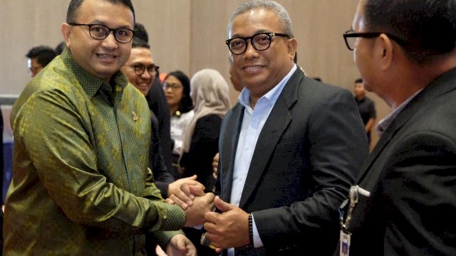 Kepala Bagian Humas dan Kerjasama Setkab Gowa, Abdullah Sirajuddin bersama Ketua Umum BPP Perhumas&nbsp;Indonesia, Agung Laksamana salam komando usai Pelsntikan di Hotel Gammara, Makassar, Rabu (31/10/2018).