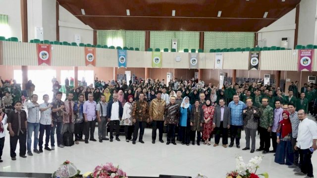 Bedah buku Ir. Wardijasa, anak desa yang saat ini menjadi tokoh Industri Kimia Indonesia di Auditorium Al-Jibra Universitas Muslim Indonesia, Kamis (01/11/2018).