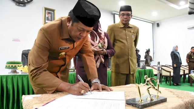 Bupati Soppeng, H. Andi Kaswadi Razak tandatangani Ranperda Penyertaan Modal ke Perusda di Ruang Rapat Paripurna DPRD Kabupaten Soppeng, Jumat (02/10/2018).