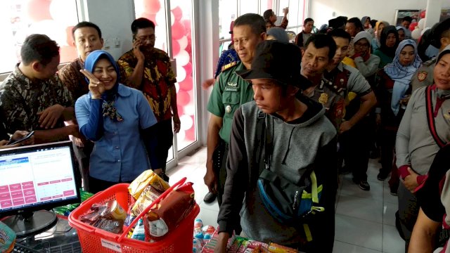 Bhayangkara Mart diserbu pembeli usai Launching, Jumat (02/11/2018).