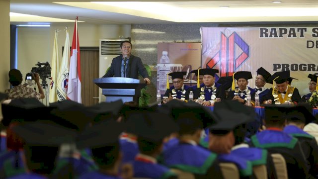 Wakil Wali Kota Makassar, Syamsu Rizal (Deng Ical) memberikan sambupan pada wisuda mahasiswa Stimik Dipanegara XXXVII, Program Sarjana (S-1) dan Diploma Tiga (D-3), Sabtu (03/11/2018).