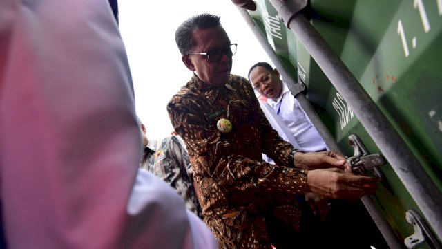 Gubernur Sulsel Nurdin Abdullah mengecek Kontainer yang akan diekspor langsung ke Eropa dan Amerika Serikat, Jumat (02/11/2018).