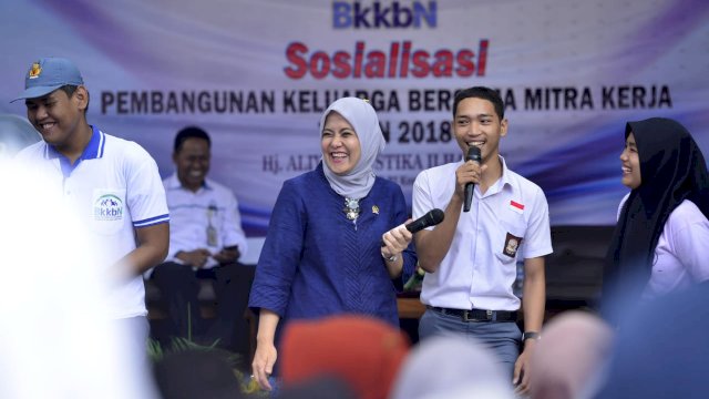 Anggota Komisi IX DPR RI, Aliyah Mustika Ilham saat menghadiri sosialisasi Pembangunan Keluarga di SMKN 8 Makassar, Senin (05/11/2018).