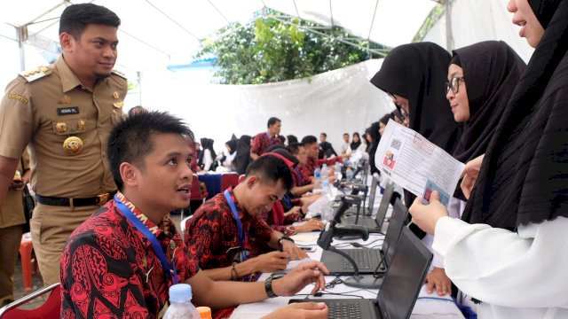 Bupati Gowa, Adnan Purichta Ichsan memantau pelaksanaan Tes CPNS Lingkup Pemkab Gowa yang berlangsung di Kantor RRI Makassar, Senin (05/11/2018).
