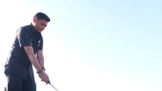 Bupati Gowa, Adnan Purichta Ichsan membuka Turnamen Golf Amatir tingkat Nasional tahun 2018, di Lapangan Golf Padivalley, Kecamatan Pattallassang, Selasa (06/11/2018).