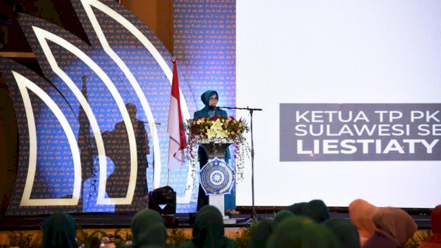 Ketua PKK Sulsel, Liestiaty F Nurdin memberi sambutan pada Peringatan Hari Kesatuan Gerak PKK Ke 46 tingkat Kota Makassar Tahun 2018, di Hotel Claro Makassar, Selasa (06/11/2018).