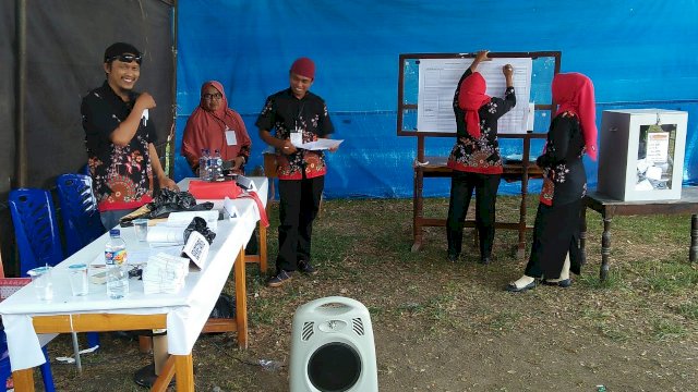 Proses penghitungan suara di salah satu TPS dalam pelaksanaan Pilkades di Kabupaten Soppeng, Rabu (07/11/2018).