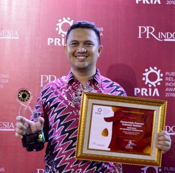 Devo Khaddafi Raih Penghargaan Kepala Biro Humas Provinsi Terbaik 2018