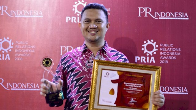 Devo Khaddafi terpilih menjadi Kepala Biro Humas Terbaik 2018 dalam ajang Insan PR Indonesia 2018 yang digelar oleh Majalah PR INDONESIA, di Sam Poo Kong, Semarang, Jawa Tengah, Jumat (09/11/2018).