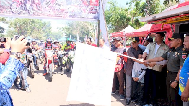Bupati Gowa, Adnan Purichta Ichsan, melepas 547 Riders peserta Event One Day Trail Adventure Jelajah Alam Gowa, di Lapangan Danau Mawang, Kec Somba Opu, Sabtu (10/11/2018).