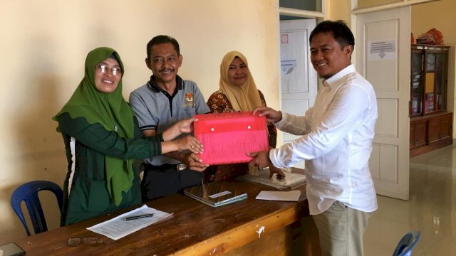 Baharuddin Hafid kembalikan berkas persyaratan calon anggota KPU Jeneponto, kantor KPU Jeneponto, Jumat (09/11/2018).