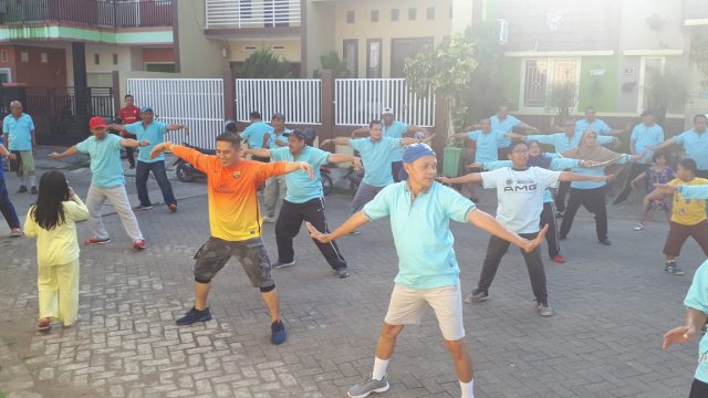 Wakil Wali Kota Makassar, Syamsu Rizal (Deng Ical) senam bersama warga PTIP, Minggu (11/11/2018).