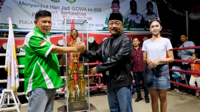 Wakil Bupati Gowa, Abd. Rauf Malaganni menyerahkan Piala Bergilir kepada perwakilan Tim Tinju Kabupaten Gowa sebagai juara umum Kejuaraan Tinju Bupati Gowa Cup tahun 2018, di Taman Sultan Hasanuddin, Sabtu (10/11/2018).